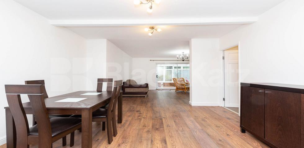			SPACIOUS FAMILY HOME!, 3 Bedroom, 2 bath, 2 reception House			 Summers Lane, FINCHLEY